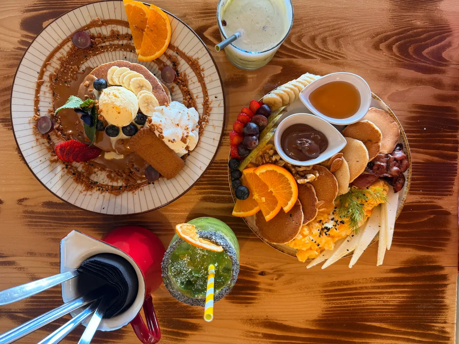 Tortitas, fruta y zumos sobre una mesa de madera de Dolci Garipier